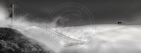 Golden Gate Bridge : Fog in the afternoon