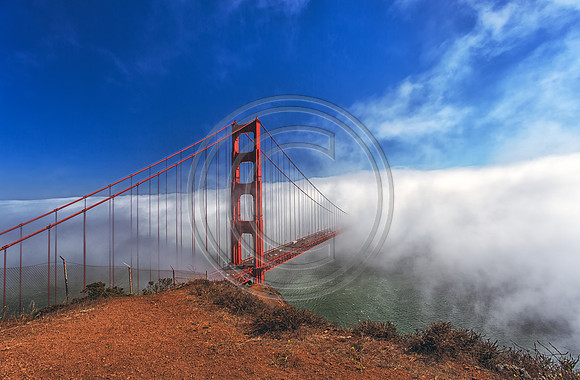 Golden gate Bridge : Walk into Fog