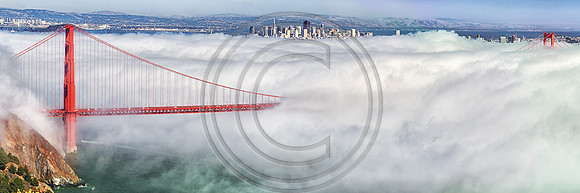 Golden Gate Bridge : San Francisco City and Fog