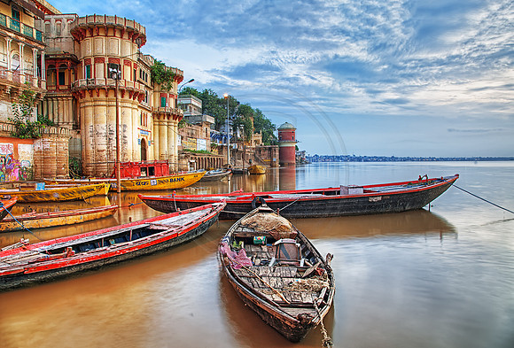 Varanasi: River ganges Ghat